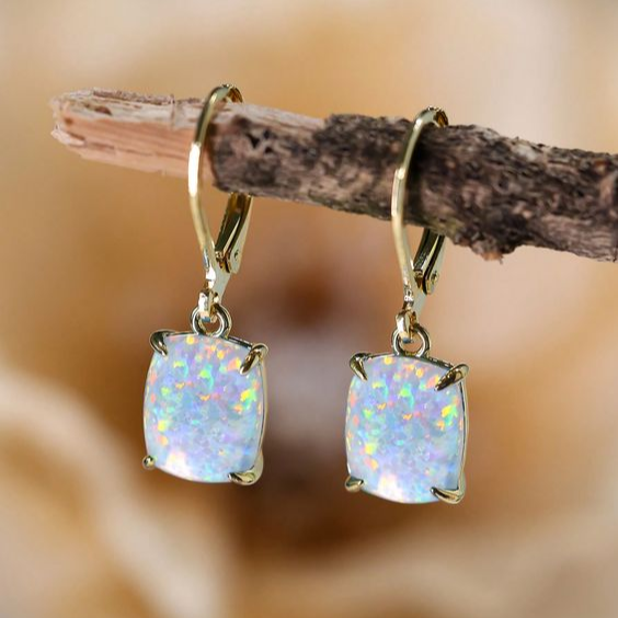 Vintage Ohrringe mit weißem Opal