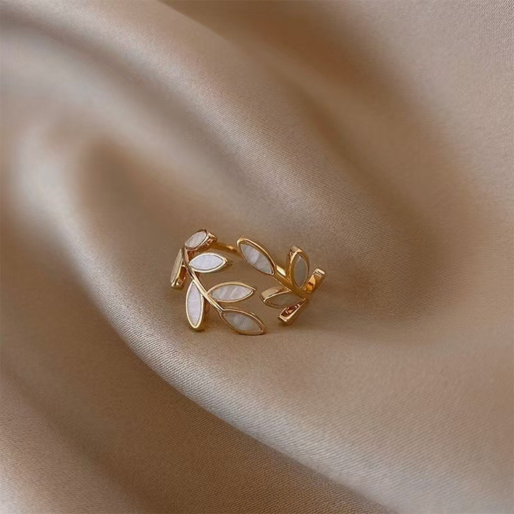 Neraya Delicate Leaf Open Ring | Gold