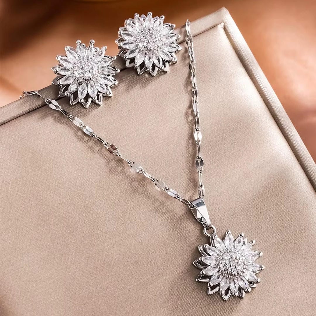 Trendiges Silber Sonnenblumen Zirkon Halsketten- und Ohrringe-Set