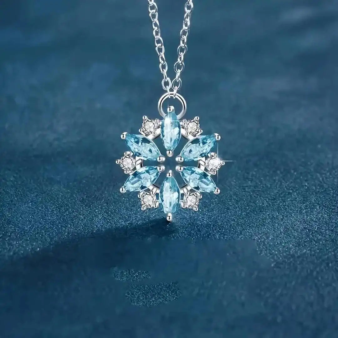 Weißgoldene Blüten-Anhänger-Halskette mit blauer Schneeflocke